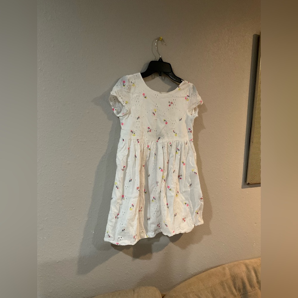 Tucker tate dress in white with cute floral decorations